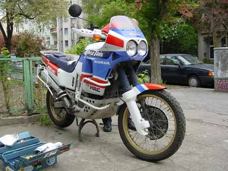 Tiene m s altura de asiento que la tipica Africa Twin 19932003 y una 